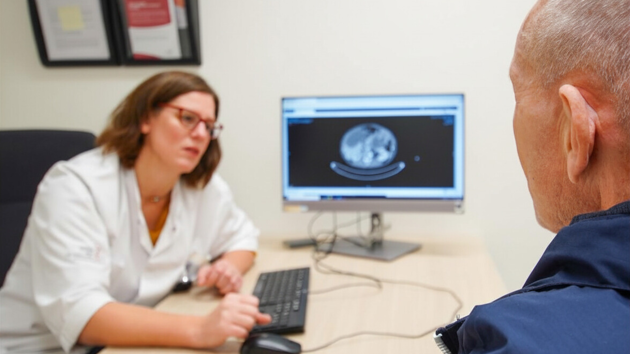 Vroegklinische Studies Patient In Gesprek Met Steeghs 2 (Zonder Gele Mouw)